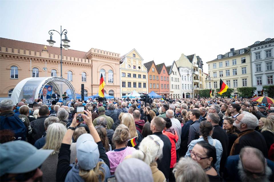 Rund 1.000 Menschen kamen zur AfD-Abschlusskundgebung in Schwerin.Philip Dulian/dpa