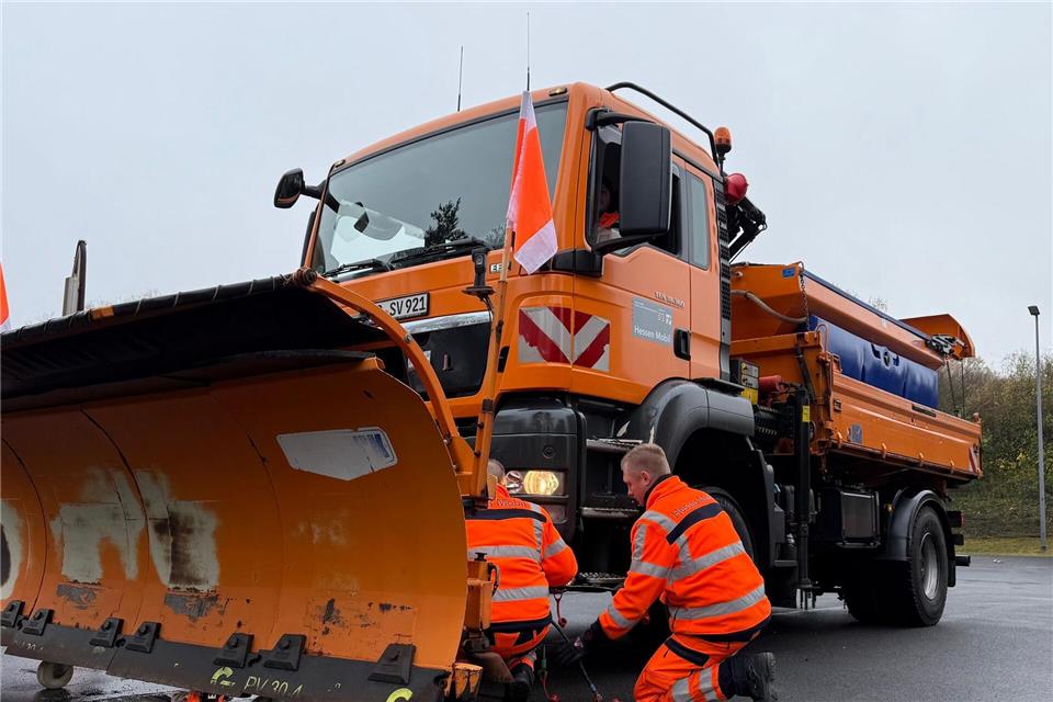 Rund 1.000 Mitarbeitende und etwa 390 Streu- und Räumfahrzeuge stehen bereit, um die rund 15.200 Kilometer Bundes-, Landes- und Kreisstraßen in Hessen auch im Winter befahrbar zu halten. (Archivbild)Michael Bauer/dpa