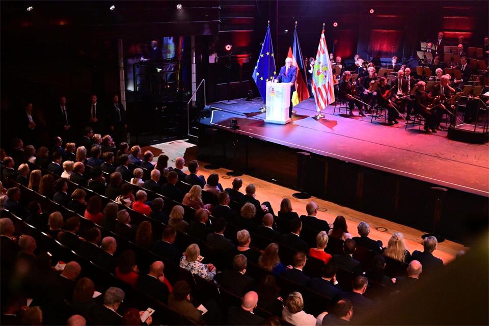 Rund 1.000 geladene Gäste waren beim Festakt zum Tag der Deutschen Einheit in Bremen dabei.Sina Schuldt/dpa-Pool/dpa