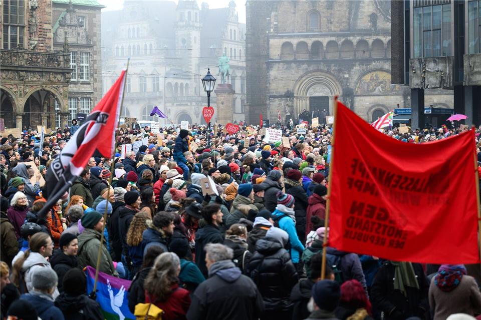 Rund 10.000 Menschen demonstrieren in Bremen gegen die gemeinsame Abstimmung von Union und AfD für eine schärfere Migrationspolitik.Izabela Mittwollen/dpa