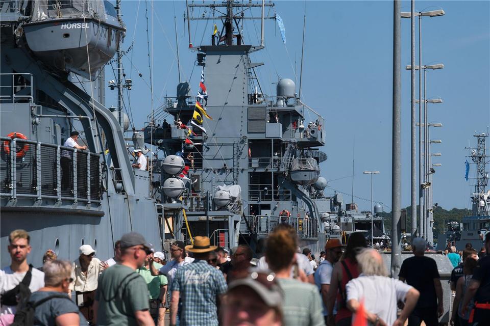 Rund 10.000 Menschen nutzten bei der Marine die Chance zum Open Ship.Marcus Golejewski/dpa