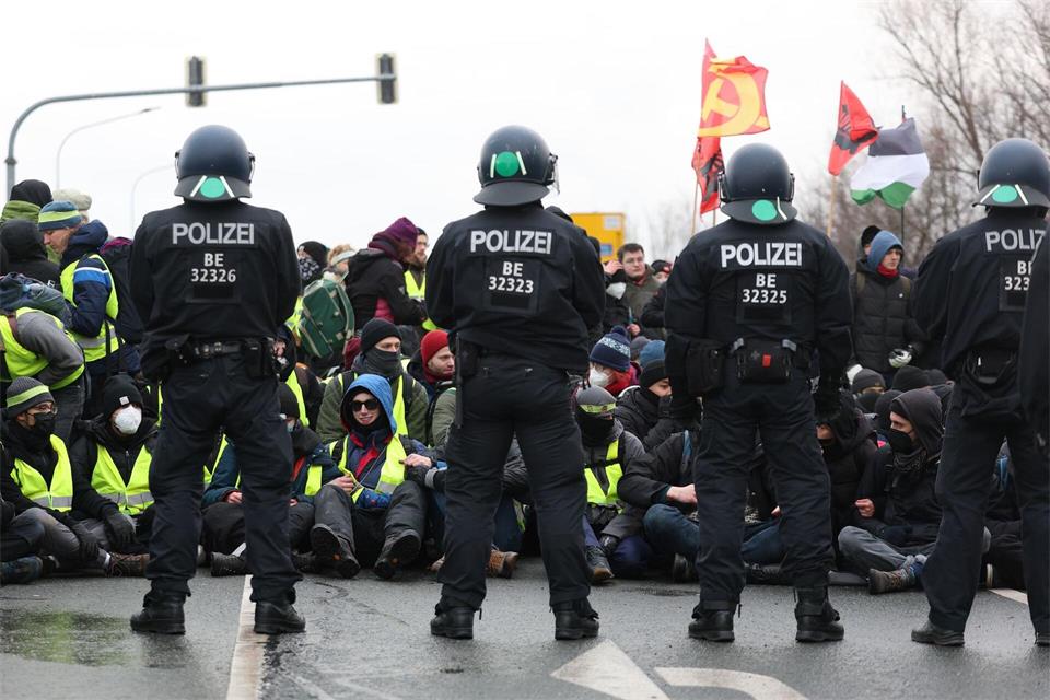 Rund 10.000 Menschen protestierten am 11. Januar 2025 in Riesa gegen den Bundesparteitag der AfD. (Archvibild)Jan Woitas/dpa