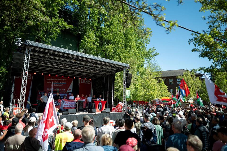 Rund 100.000 Menschen beteiligten sich in Nordrhein-Westfalen an den Kundgebungen der Gewerkschaften.Fabian Strauch/dpa