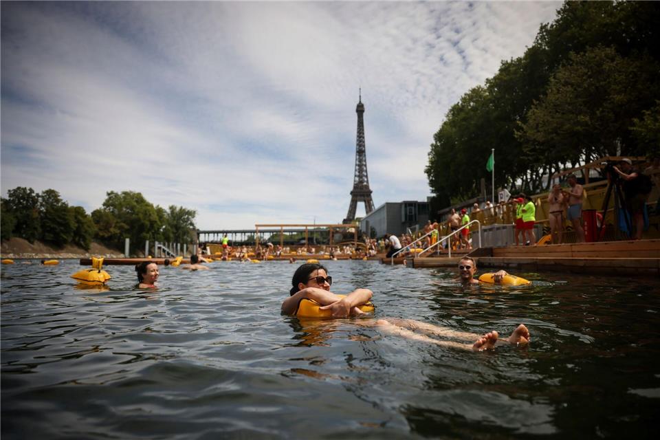 Rund 100.000 Menschen haben die neuen Freibäder in der Seine in Paris genutzt (Archivbild).Thomas Padilla/AP/dpa