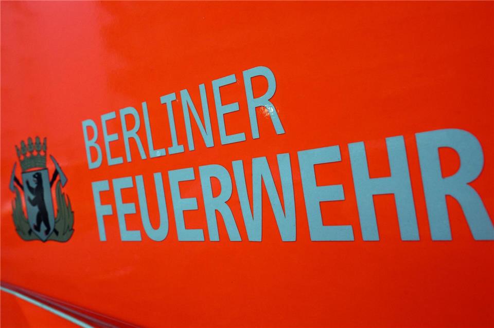 Rund 110 Feuerwehrleute sind im Einsatz gegen die Flammen. (Symbolbild)Soeren Stache/dpa