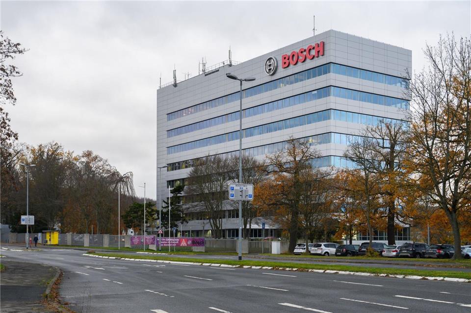 Rund 1.100 Menschen arbeiten bei Bosch in Hildesheim – mehr als die Hälfte von ihnen soll in den kommenden Jahren wegfallen. (Archivbild)Alicia Windzio/dpa