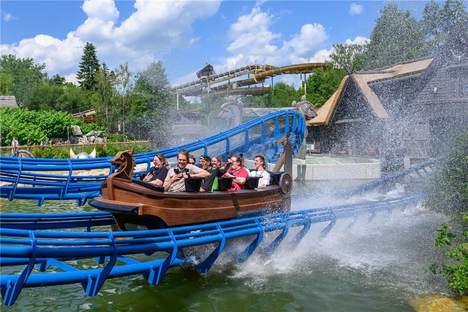 Rund 11,5 Millionen Euro hat der Freizeitpark Plohn im Vogtland in seine neue Wasser-Achterbahn im Wikinger-Stil investiert.Hendrik Schmidt/dpa