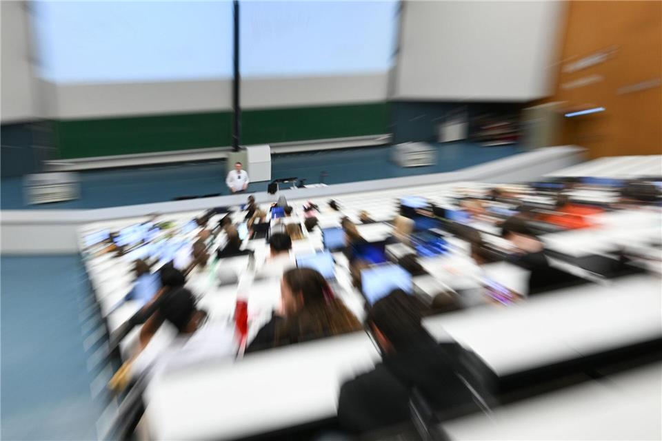 Rund 11.800 Studierende schlossen ihren Bachelor im vergangenen Jahr ab. (Symbolbild)Bernd Weißbrod/dpa