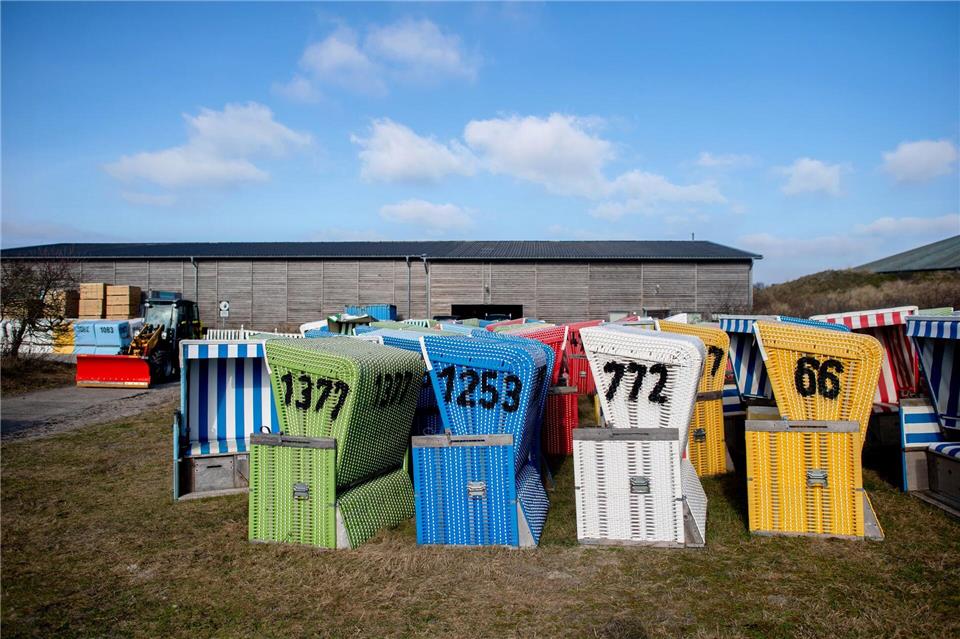 Rund 1.250 Strandkörbe stehen im Sommer am Inselstrand.Hauke-Christian Dittrich/dpa