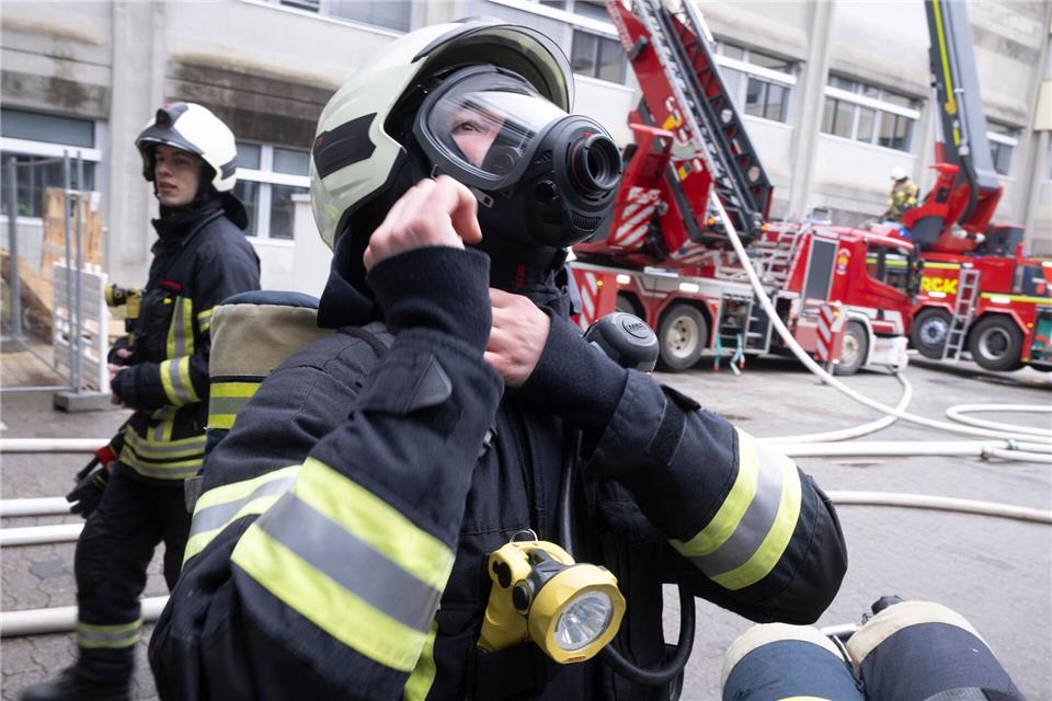 Rund 130 Feuerwehrlaute sind im Einsatz.Boris Roessler/dpa-POOL/dpa