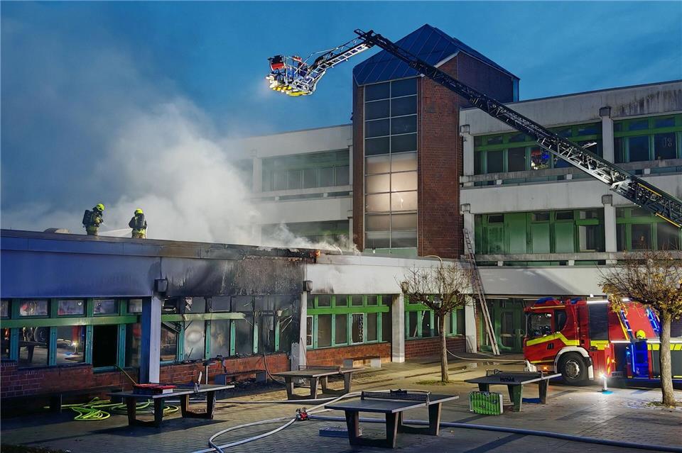 Brand an Schule – mindestens 500.000 Euro Schaden Rund 140 Einsatzkräfte bekämpfen den Brand.Carsten Neff/NEWS & ART/dpa