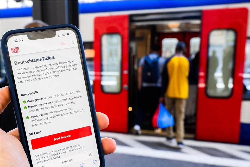Rund 14,5 Millionen Menschen nutzen das Deutschlandticket. (Symbolbild)Julian Stratenschulte/dpa
