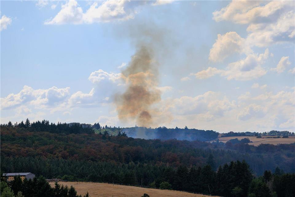 Rund 150 Feuerwehrkräfte aus dem gesamten Rheingau-Taunus-Kreis seien alarmiert wordeJörg Halisch/dpa
