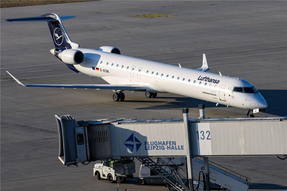 Rund 150 Menschen landeten am Flughafen in Leipzig. Jan Woitas/dpa