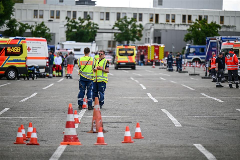 Rund 1.500 Einsatzkräfte helfen bei der Evakuierung.Marius Bulling/dpa