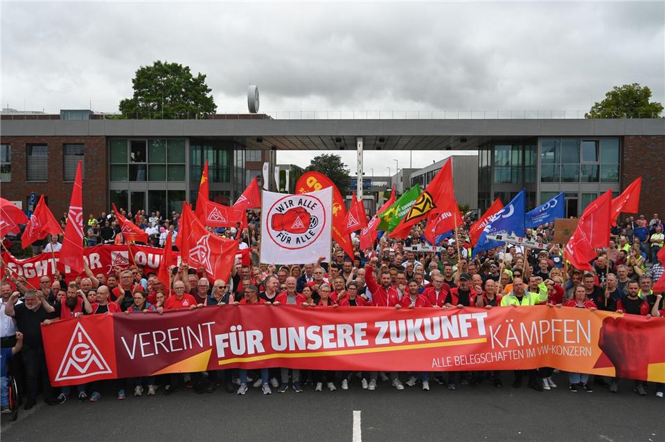 Rund 1.500 Teilnehmer versammelten sich laut IG Metall bei der Kundgebung in Emden.Lars Penning/dpa