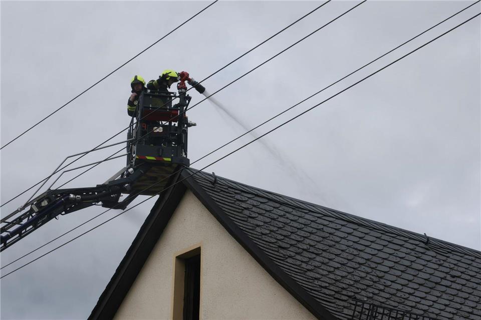 Drei Wohnhäuser brennen während Gewitter - Blitzschlag? Rund 160 Feuerwehrleute waren beim Brand von drei Wohnhäusern in Drognitz (Kreis Saalfeld-Rudolstadt) im Einsatz.Bodo Schackow/dpa