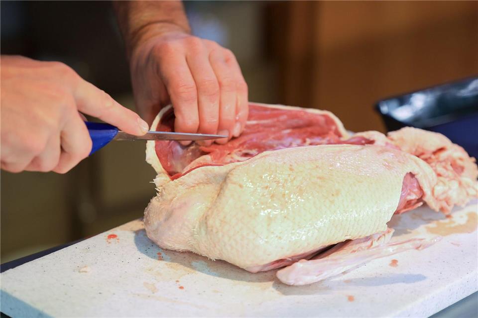 Rund 160 Gänse und Enten hat Metzger Richter im Angebot.Jan Woitas/dpa