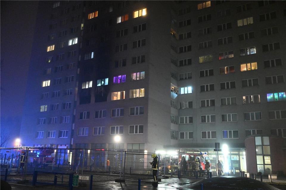 Rund 170 Feuerwehrkräfte waren am Brandort im Einsatz.Annette Riedl/dpa