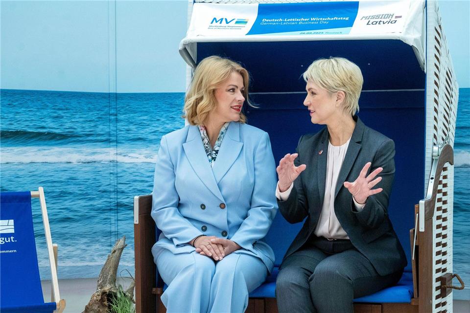 Rund 170 Mitglieder einer lettischen Wirtschaftsdelegation nahmen in Rostock am Deutsch-Lettischen Wirtschaftstag teil. Mecklenburg-Vorpommerns Ministerpräsidentin Manuela Schwesig (SPD) und die lettische Ministerpräsidentin Evika Silina eröffneten den Wirtschaftstag.Stefan Sauer/dpa