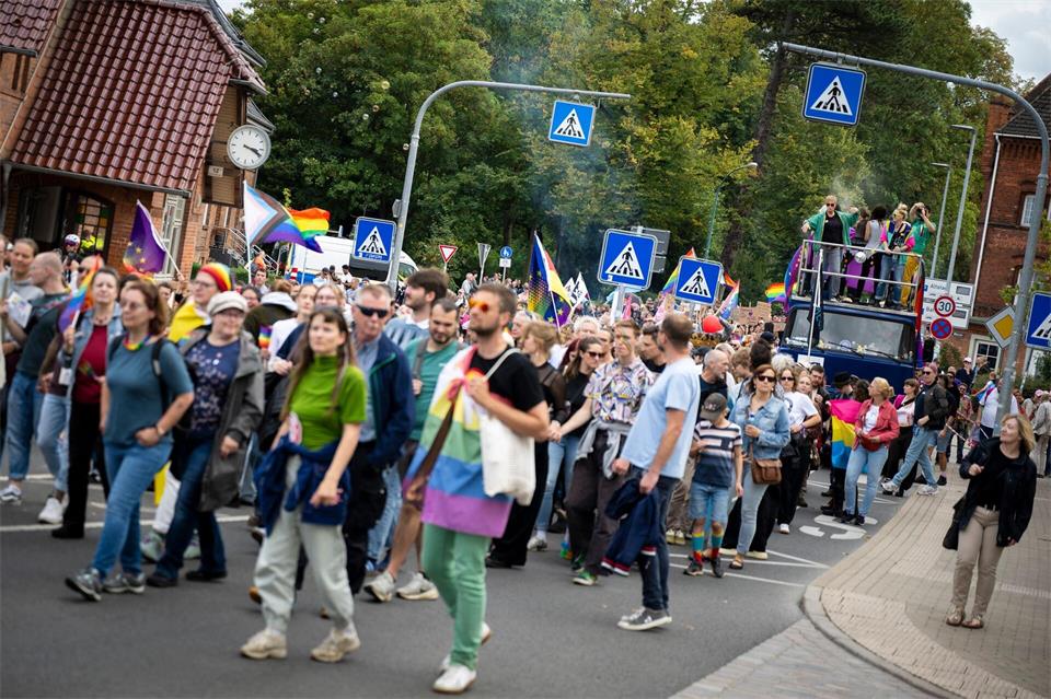 Rund 1.700 Menschen beteiligten sich nach Polizeiangaben am Christopher Street Day in Wismar.Philip Dulian/dpa