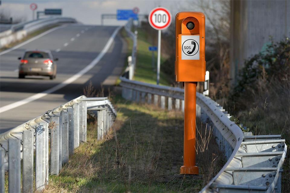 Rund 17.000 Notrufsäulen gibt es an den Autobahnen. (Archivbild)Michael Bahlo/GDV DL/dpa-tmn