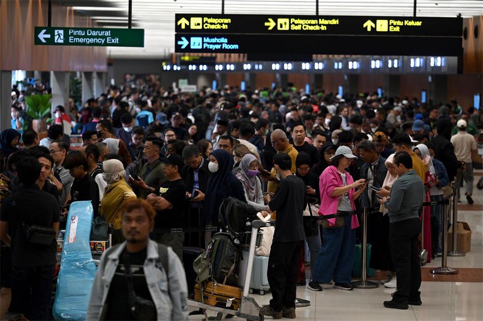 Rund 170.000 Passagiere sind von der Störung des Flugverkehrs betroffen.Agung Kuncahya B.)/XinHua/dpa