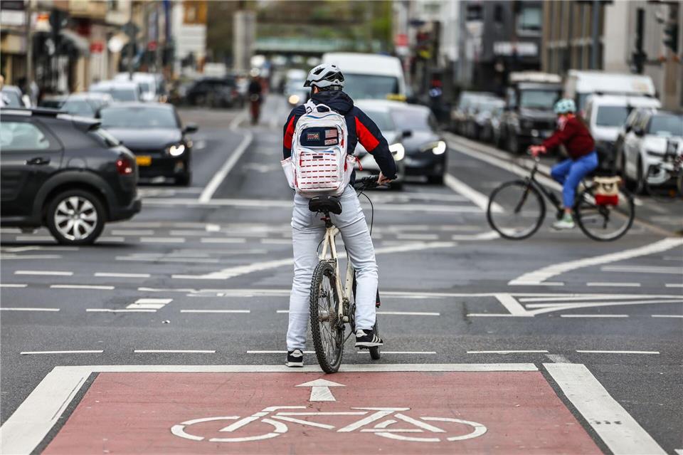Rund 172 Millionen Euro stellen Land und Bund für den Ausbau moderner und sicherer Radinfrastruktur bereit.Oliver Berg/dpa