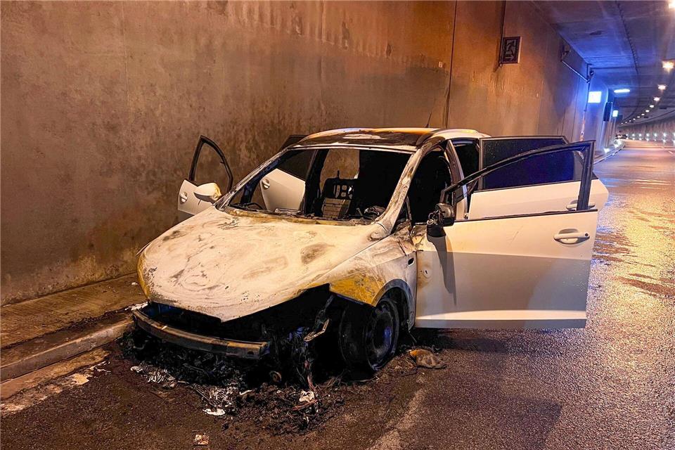 Rund 18 Quadratmeter Asphalt sind durch den Brand beschädigt worden und müssen jetzt repariert werden.(Archivbild)S.Weber//Fuldamedia/dpa
