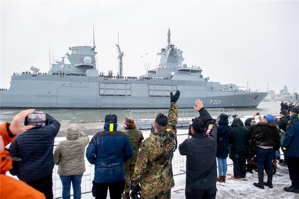 Rund 180 Soldatinnen und Soldaten sind an Bord der Fregatte für den Auslandseinsatz. Hauke-Christian Dittrich/dpa