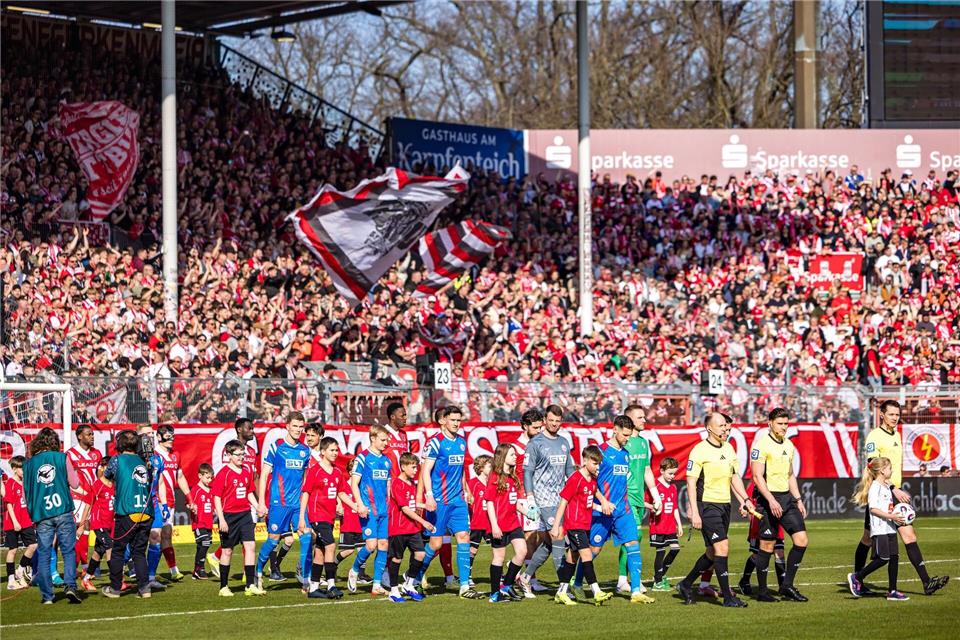 Rund 18.000 Fans waren im Cottbuser Stadion.Frank Hammerschmidt/dpa