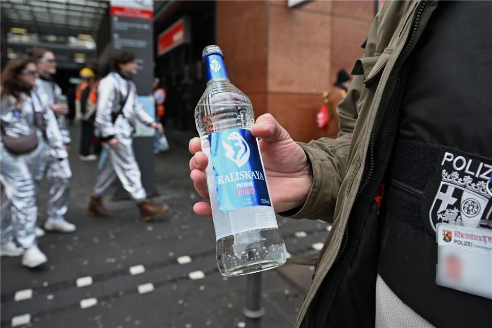 Rund 190 Liter Alkohol wurden laut Polizei sichergestellt oder vernichtet.Michael Brandt/dpa