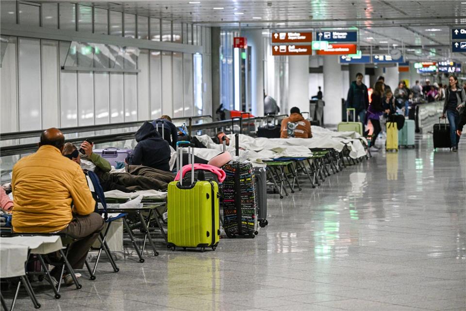 Rund 20 Flüge fielen am Donnerstagabend am Münchner Flughafen aus.Jason Tschepljakow/dpa