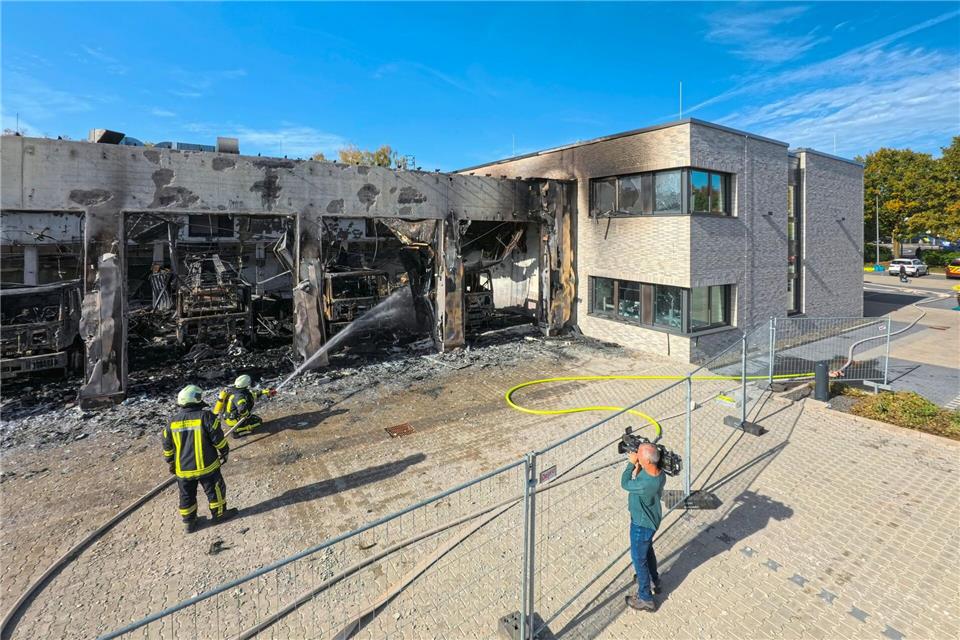 Feuerwache brennt - „Wir mussten unser Zuhause löschen“ Rund 20 bis 24 Millionen Euro Schaden dürften der verheerende Brand in der neuen Feuerwache in Stadtallendorf angerichtet haben. Feuerwehrleute waren am Vormittag noch mit Nachlöscharbeiten beschäftigt. (Foto aktuell)Andreas Arnold/dpa