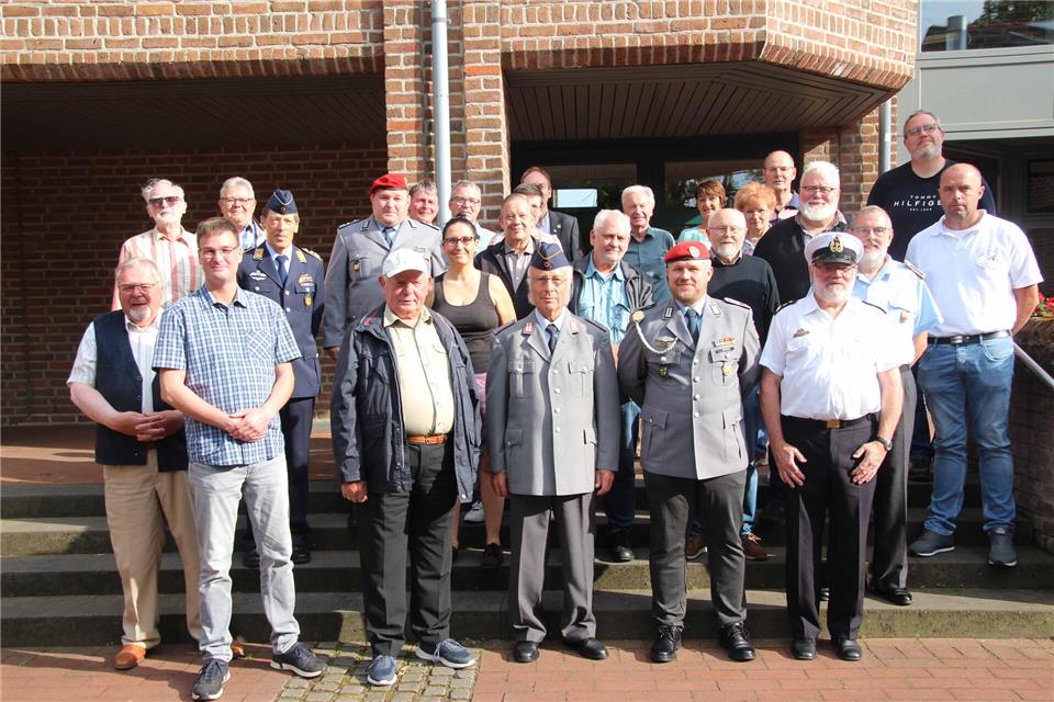 Rund 20 überwiegend ehemalige Soldaten aus dem Kreisgebiet haben sich in Raesfeld zum ersten Veteranentag getroffen.