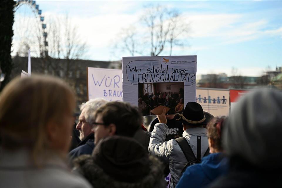 Rund 200 Demonstranten versammelten sich vor der Stuttgarter Oper.Katharina Kausche/dpa