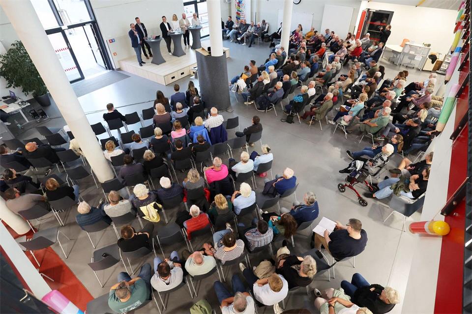 Rund 200 Einwohner kamen zur Info-Veranstaltung in die Aula der Grundschule in Dummerstorf. Bernd Wüstneck/dpa