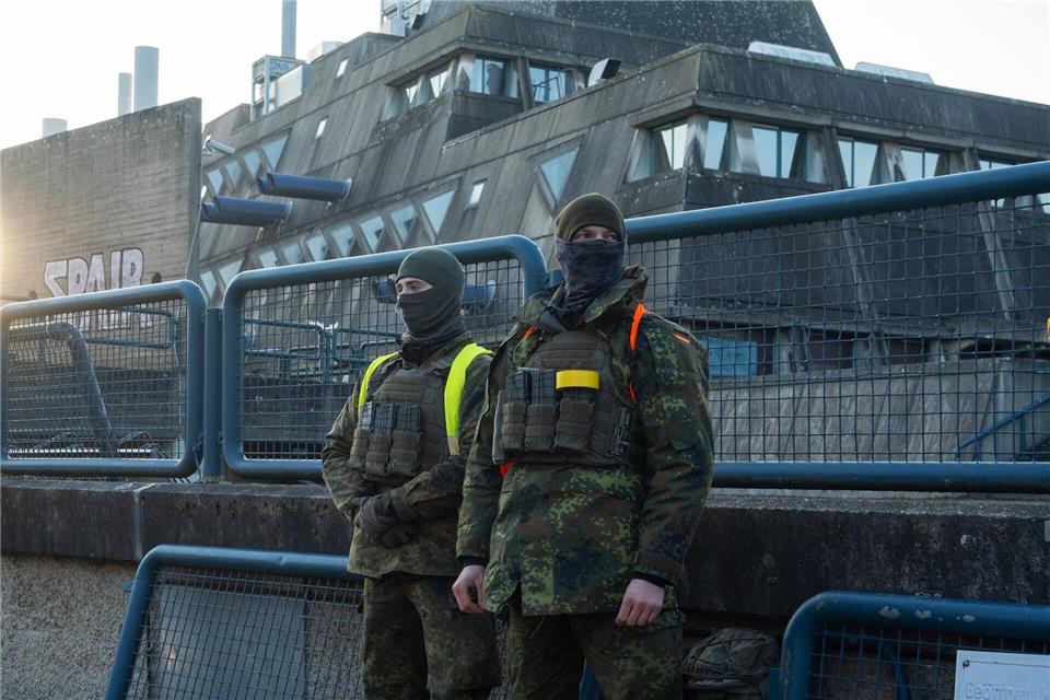 Rund 200 Fallschirmjäger waren bei der Übung im Einsatz.Wolfram Steinberg/dpa