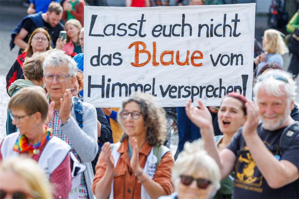 Rund 200 Menschen protestierten auf dem Marktplatz in Schwerin gegen die AfD.Jens Büttner/dpa