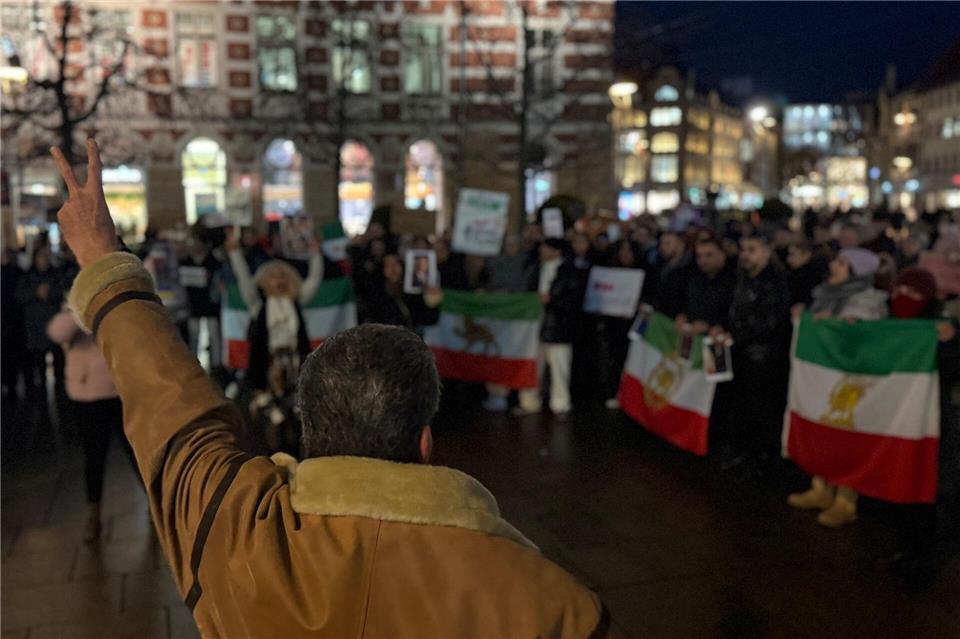Rund 200 Menschen zeigten in Erfurt Solidarität mit den Protesten im Iran. David Hutzler/dpa