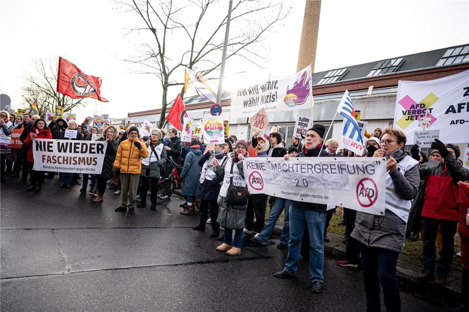 Rund 200 Teilnehmer demonstrierten während des AfD-Parteitags vor der Geschäftsstelle gegen die Partei. Fabian Sommer/dpa