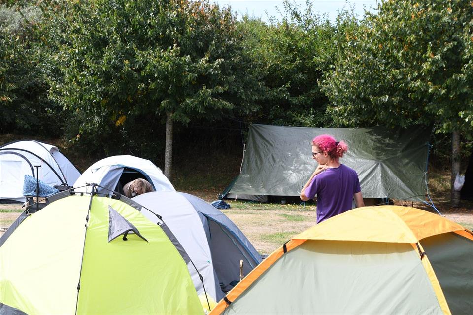 Rund 200 Zelte hatten während des Protestcamps zeitweise auf der Festwiese in Tinnum auf Sylt gestanden.Lea Albert/dpa