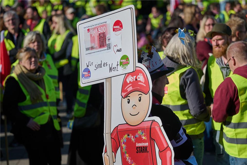 Rund 2.000 AWO-Beschäftigte nahmen laut Verdi an der Demonstration teil. Bernd Thissen/dpa