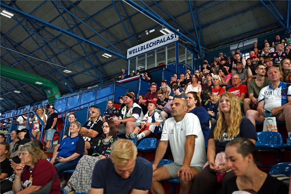 Rund 2.000 Anhänger der Eisbären feierten den Titelverteidiger.Elisa Schu/dpa