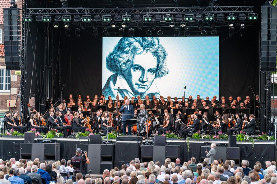 Rund 2000 Gäste waren auf den Borkener Marktplatz gekommen, um dem „Festival Philharmonie Westfalen“ zu lauschen.