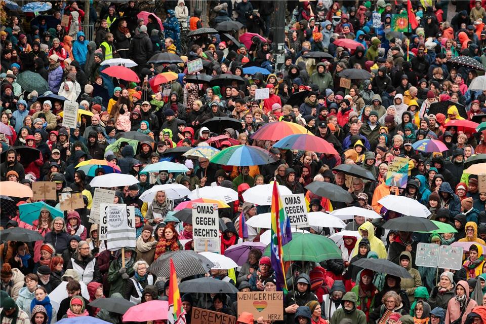 „Wir sind das Stadtbild“ - Demos in Bremen und Niedersachsen Rund 2.000 Menschen demonstrierten in Bremen.Focke Strangmann/dpa