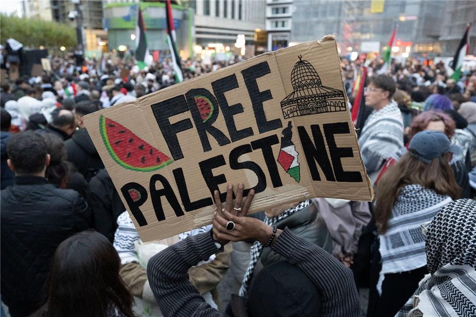 Zehn Strafverfahren nach Palästina-Demo eingeleitet Rund 2.000 Menschen haben Veranstalterangaben zufolge am Dienstag an der propalästinensischen Demonstration teilgenommen. Boris Roessler/dpa