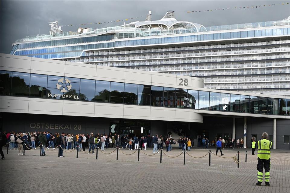 Rund 2.000 Menschen waren bereits auf dem Kreuzfahrtschiff.Katrin Luxenburger/dpa