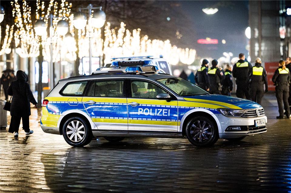 Rund 2.000 Polizistinnen und Polizisten waren in Niedersachsen im Einsatz.Moritz Frankenberg/dpa