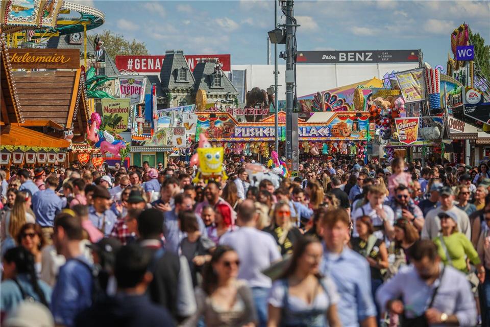 Besucherrekord bei Stuttgarter Frühlingsfest Rund 2,2 Millionen Besucherinnen und Besucher strömten nach Angaben der Veranstalter zum Stuttgarter Frühlingsfest. (Archivbild)Christoph Schmidt/dpa